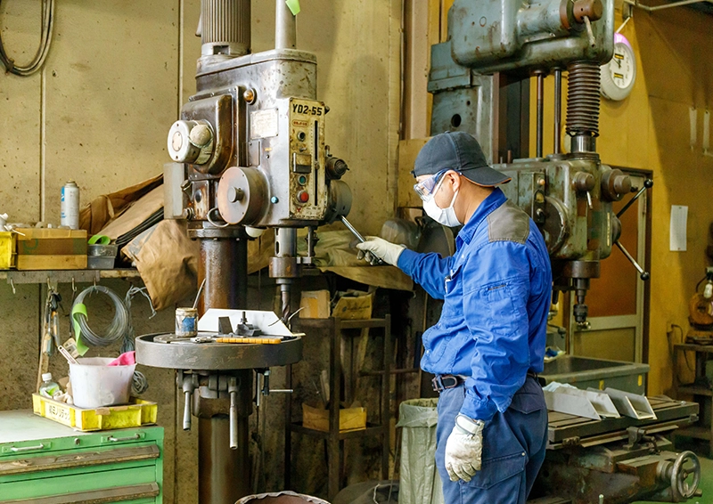 ボール盤を使う猪木製作所社員