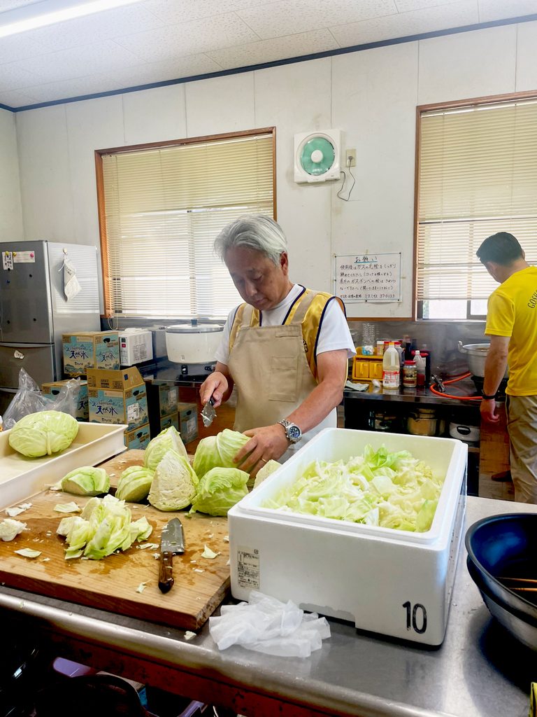 令和8年熊本地震 被災地支援活動 猪木製作所代表が調理する様子